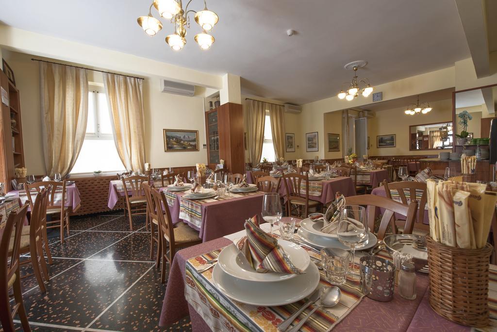 Hotel Bristol 라바냐 외부 사진