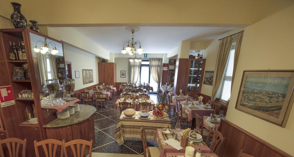 Hotel Bristol 라바냐 외부 사진
