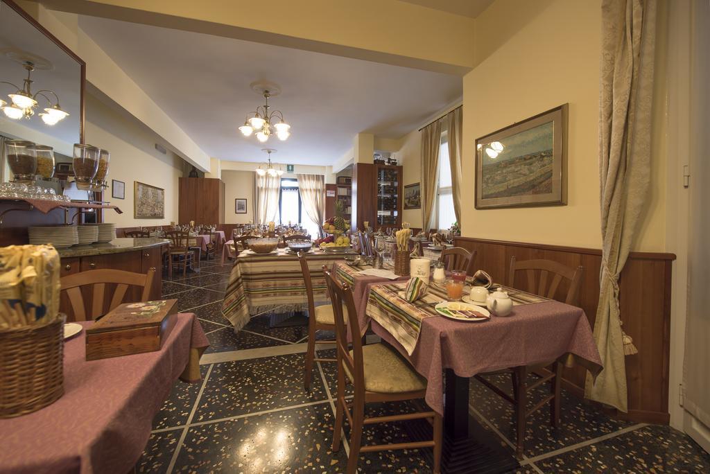 Hotel Bristol 라바냐 외부 사진